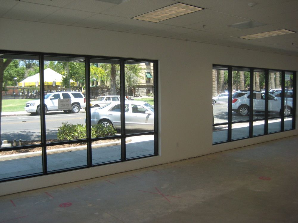 Retail For Lease: 213 W 8th St, Hanford, CA 93230